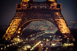 eiffel_tower_at_night_with_lights